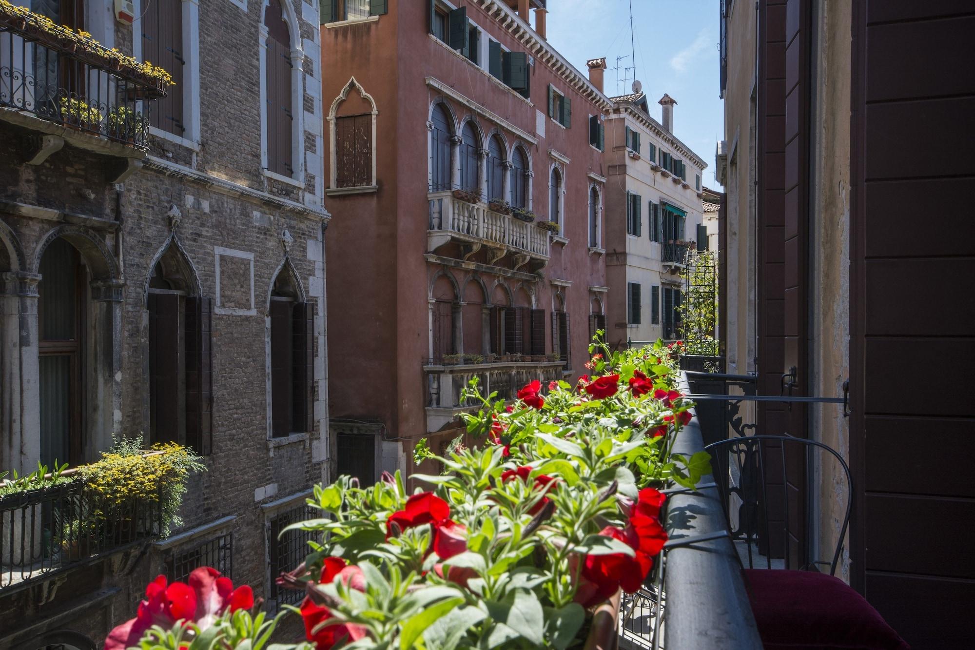 Hotel Becher Venesia Bagian luar foto